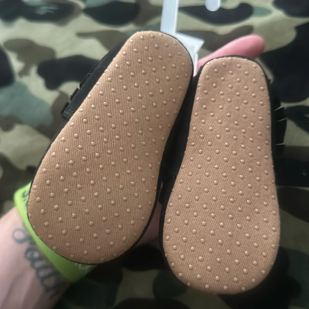 OLD NAVY BABY MOCCASIN SHOES/SLIPPERS: BLACK: NEW WITH TAGS: SIZE 6-12 MTH
